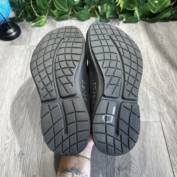 OOFOS OOMG EEZEE Shoes Mens 10 EU43 Fibre Low Slip On Black Recovery Sport